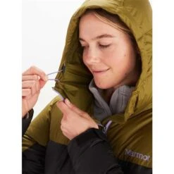 Marmot Guides Down Hoody - Women's -Buckmans Store fw23 marmot womensguidesdownhoody blackmilitarygreen 5